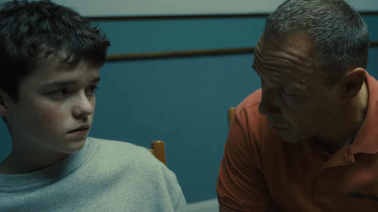 Jaimie Miller (Owen Cooper) y su padre Eddie (Stephen Graham) durante una escena de 'Adolescencia' de Netflix.