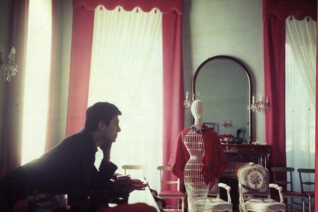 Retrato de un joven Valentino, obsesionado ya con el rojo.